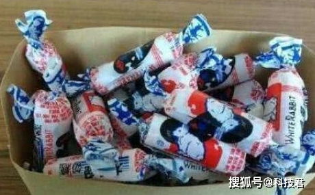 一小孩路上撿到一盒奶糖,家長拆開發現不對勁 報了警