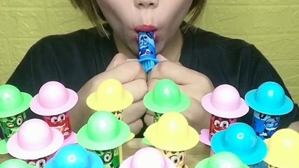 美女小姐姐直播吃玩具糖，你喜歡嗎